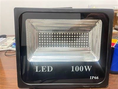100 W LED-mustat valot Glow-juhliin